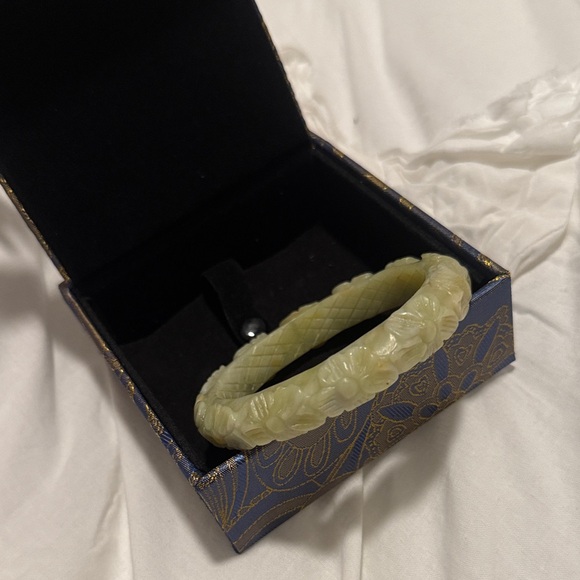 Elegant Carved Jade Bangle - Picture 4 of 4